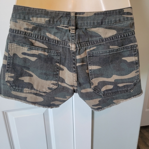 Forever 21 camo shorts - Picture 2 of 2
